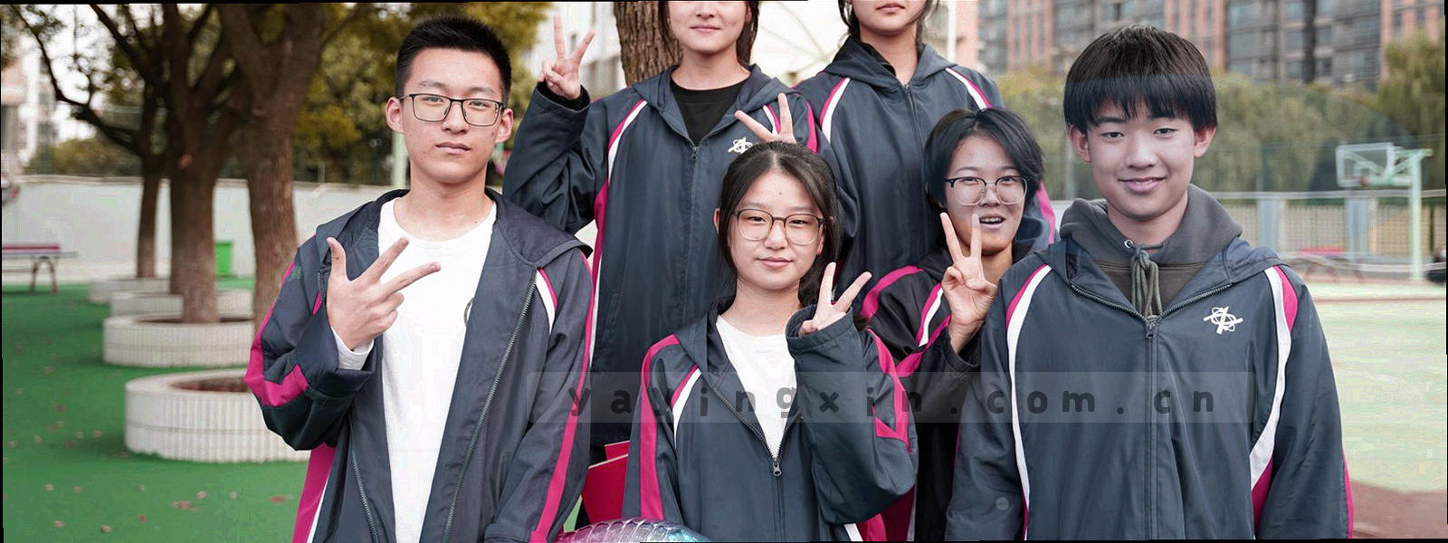 夜间球场灯光下的草皮与看台，光线集中在球场中央